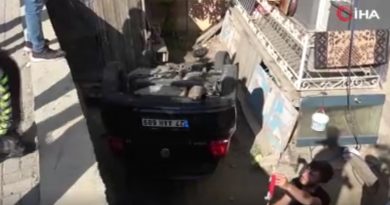 Elazığ’da otomobil bahçeye uçup ters döndü: 4 yaralı