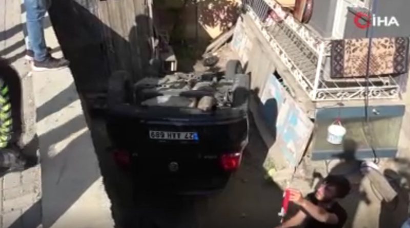 Elazığ’da otomobil bahçeye uçup ters döndü: 4 yaralı