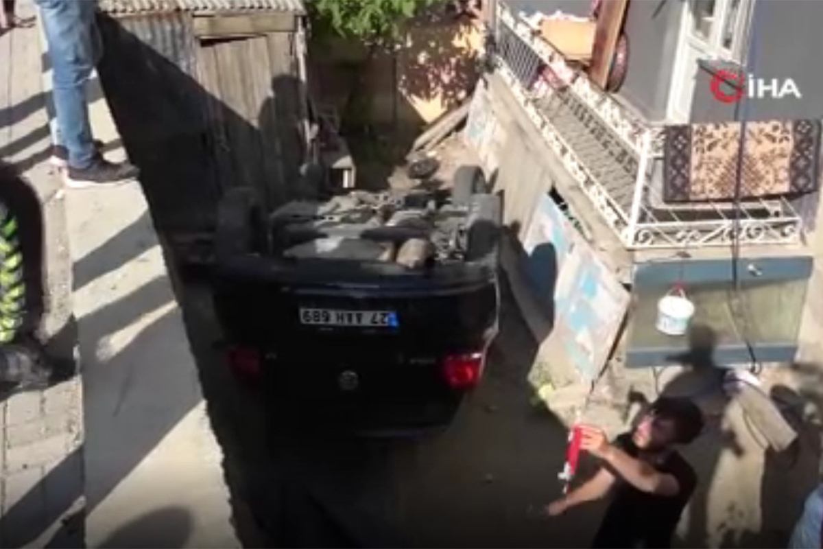 Elazığ’da otomobil bahçeye uçup ters döndü: 4 yaralı