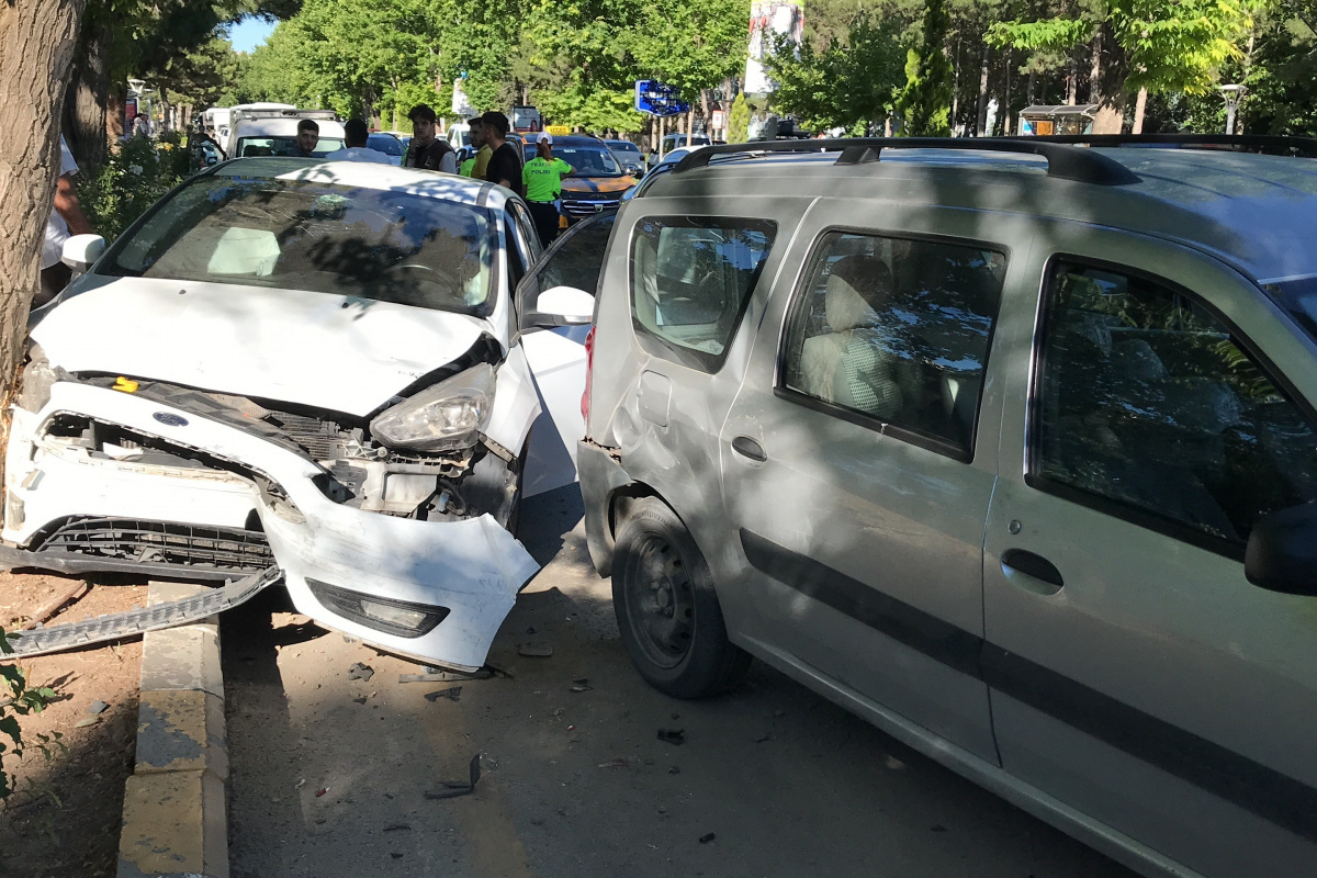 Elazığ’da zincirleme trafik kazası: 3 yaralı