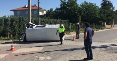 Elektrik direğine çarpan minibüs devrildi: 3 yaralı