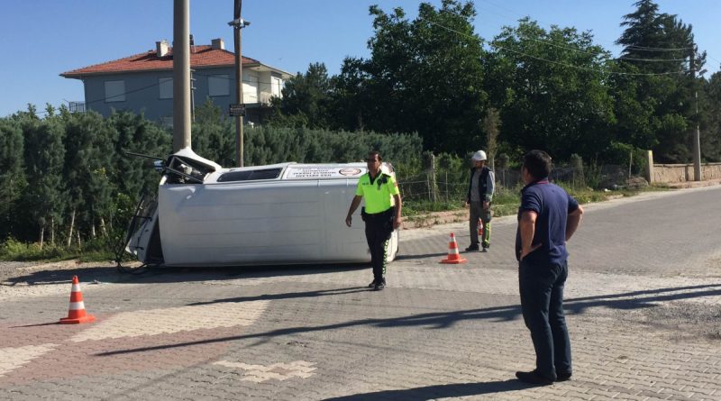 Elektrik direğine çarpan minibüs devrildi: 3 yaralı