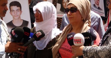 Evlatlarına kavuşan iki aile, soluğu eylemde oldukları çadırda ailelerin yanında aldı