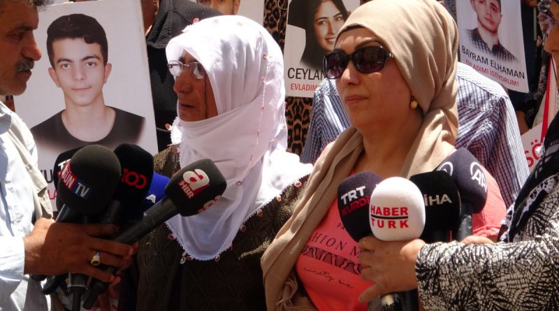 Evlatlarına kavuşan iki aile, soluğu eylemde oldukları çadırda ailelerin yanında aldı