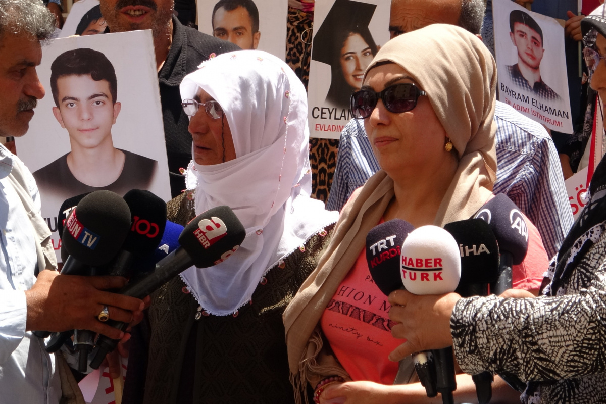 Evlatlarına kavuşan iki aile, soluğu eylemde oldukları çadırda ailelerin yanında aldı