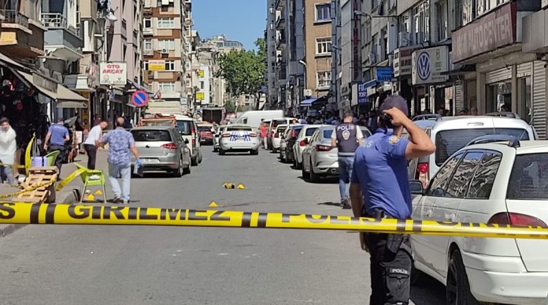 Fatih'te park kavgası: 1'i ağır 3 kişi yaralandı