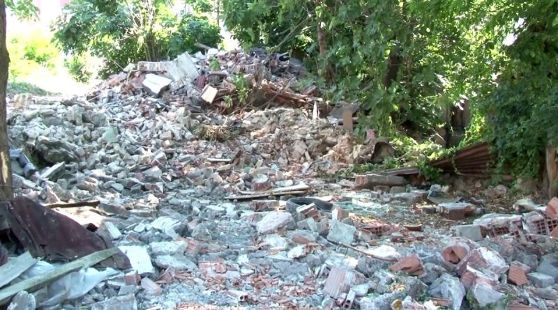 Fatih’te yıkılan binanın altından top mermisi çıktı