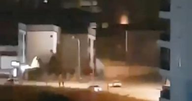 Gece vakti drift yapan sürücü mahalleyi ayağa kaldırdı