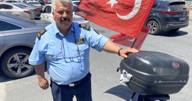 Güngören’de Türk bayrağını motosikletin üstünden alan kişiyi sopayla kovaladı