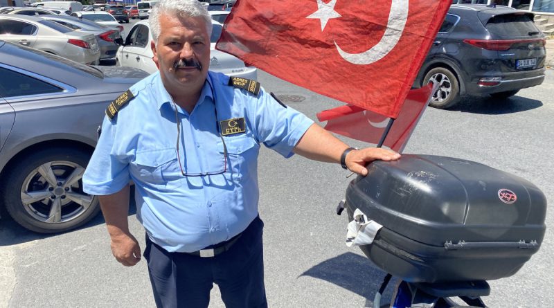 Güngören’de Türk bayrağını motosikletin üstünden alan kişiyi sopayla kovaladı