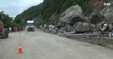 Heyelanın ardından Karadeniz Sahil Yolu kontrollü olarak ulaşıma açıldı