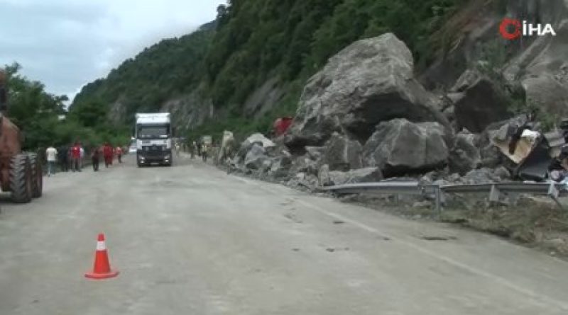 Heyelanın ardından Karadeniz Sahil Yolu kontrollü olarak ulaşıma açıldı