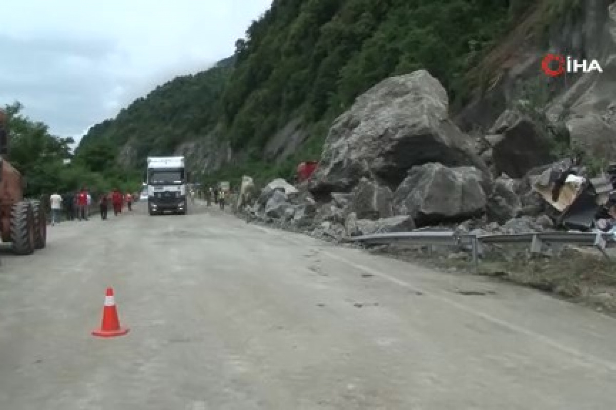 Heyelanın ardından Karadeniz Sahil Yolu kontrollü olarak ulaşıma açıldı
