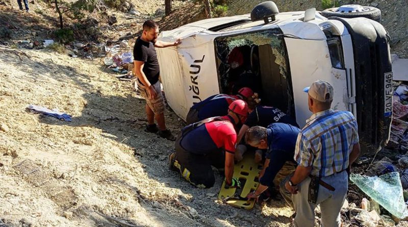 Hırdavat malzemeleri taşıyan minibüs şarampole yuvarlandı