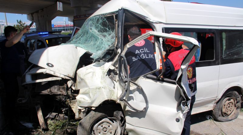 İki araç çarpıştı, köprü ayağına çarparak durabildi