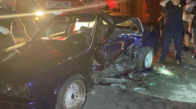 İki otomobil çarpıştı: 1'i ağır 2 yaralı