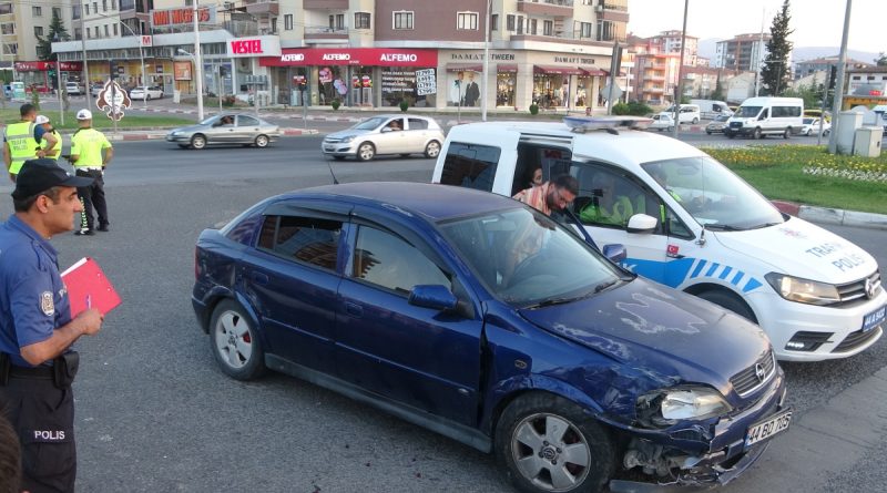 İki otomobil kavşakta çarpıştı: 5 yaralı