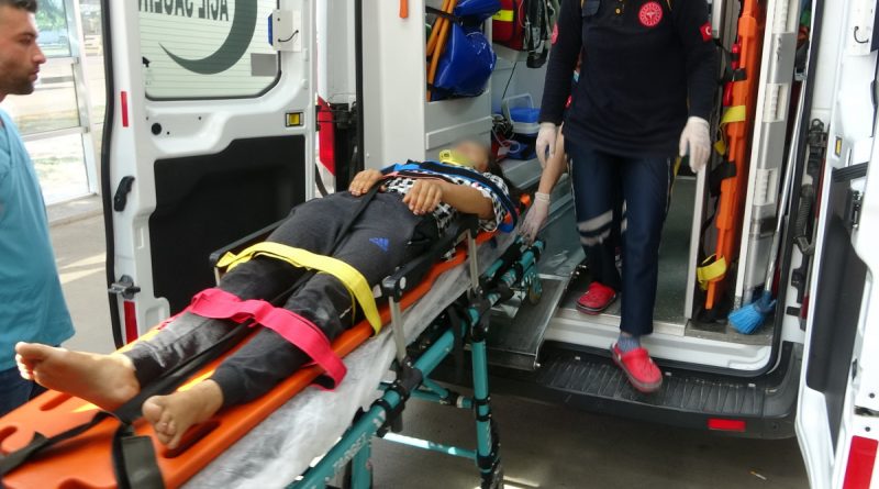 İkinci kattan beton zemine düşen genç kız yaralandı