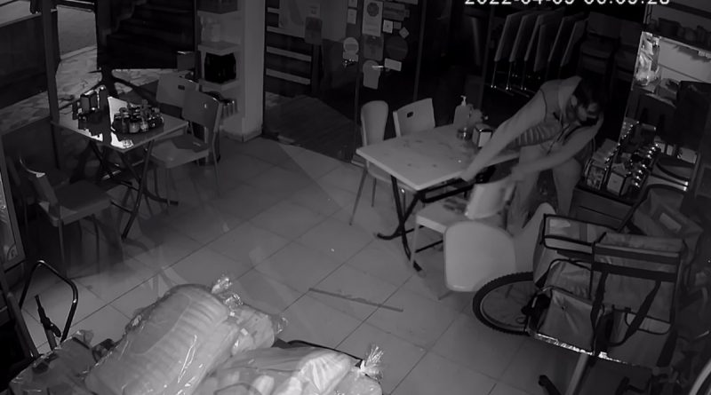 İstanbul’da aynı büfeyi soyan 'müdavim hırsızlar' kamerada!