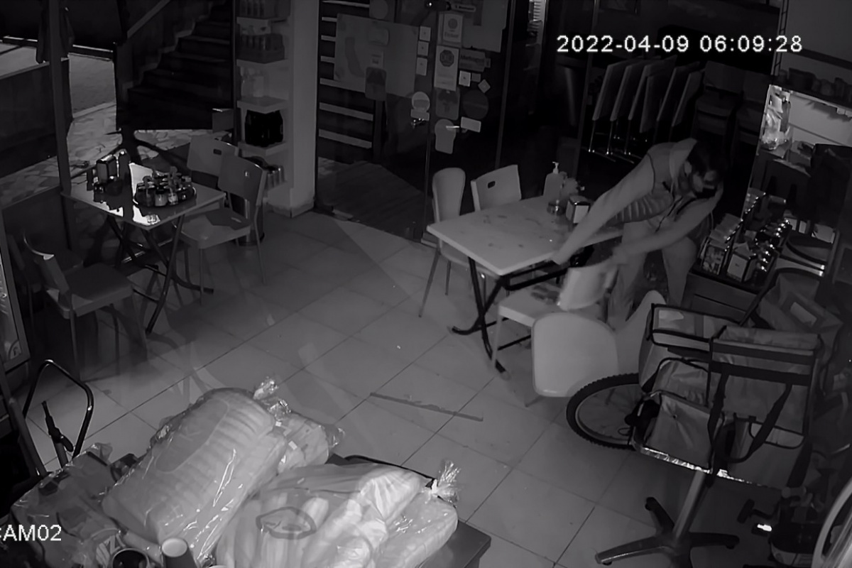 İstanbul’da aynı büfeyi soyan 'müdavim hırsızlar' kamerada!