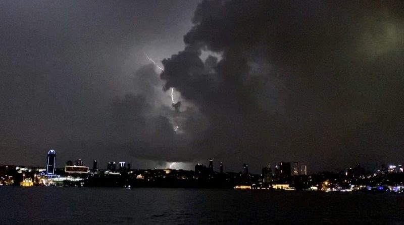 İstanbul'da beklenen sağanak yağış gece saatlerinde başladı