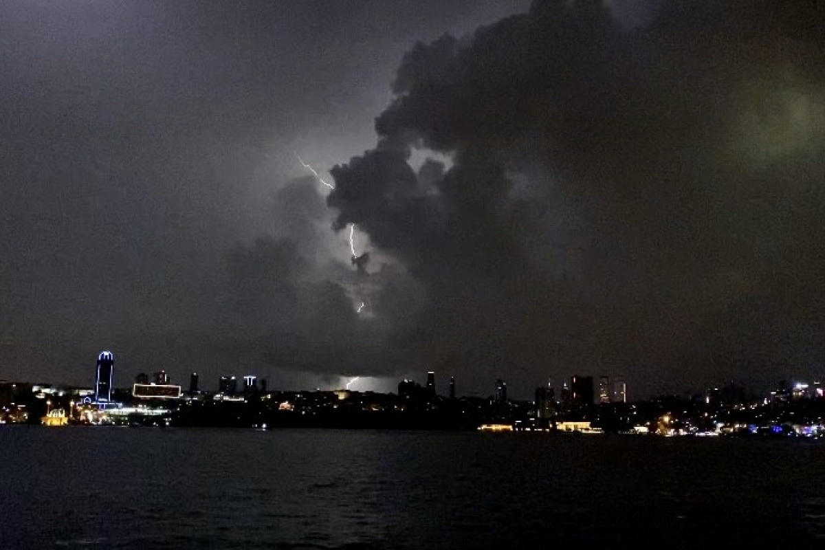 İstanbul'da beklenen sağanak yağış gece saatlerinde başladı