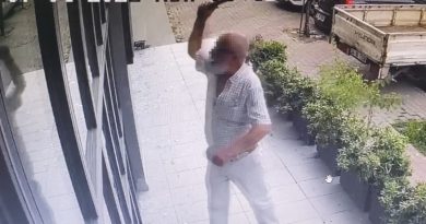 İstanbul’da çekiçli eski çalışan dehşeti kamerada: Ortalığı savaş alanına çevirdi