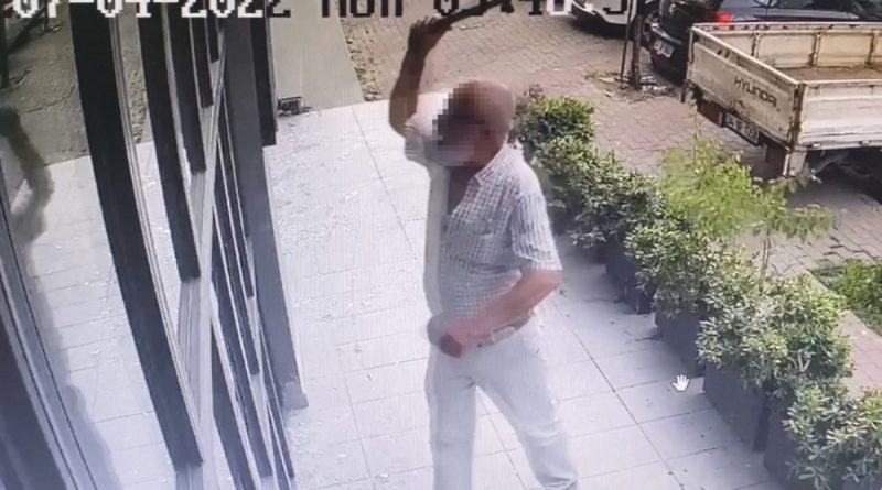 İstanbul’da çekiçli eski çalışan dehşeti kamerada: Ortalığı savaş alanına çevirdi