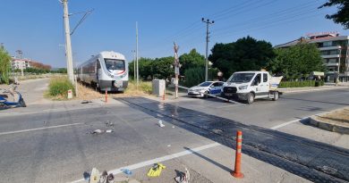 İzmir'de tren ile motosiklet çarpıştı: 1 ağır yaralı