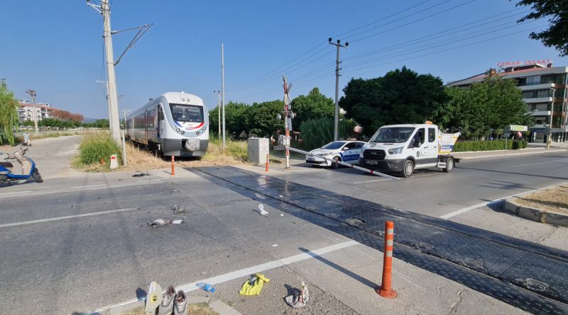 İzmir'de tren ile motosiklet çarpıştı: 1 ağır yaralı
