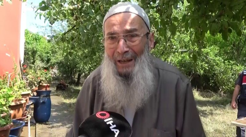 Jandarmanın suya atlayıp boğulmaktan kurtardığı yaşlı adam gözyaşlarına hakim olamadı