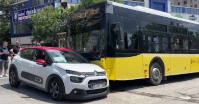 Kadıköy'de İETT otobüsü ile otomobil çarpıştı: 3 yaralı