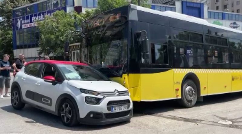 Kadıköy'de İETT otobüsü ile otomobil çarpıştı: 3 yaralı