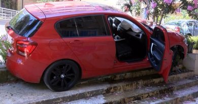 Kadıköy’de lüks araç apartmanın bahçesine uçtu: 1 yaralı