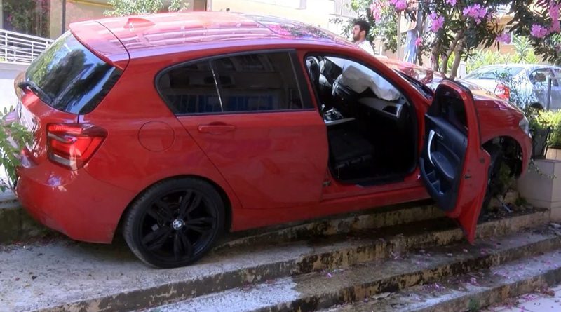 Kadıköy’de lüks araç apartmanın bahçesine uçtu: 1 yaralı