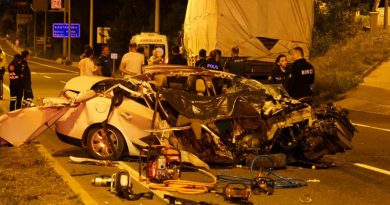 Kamyona çarpan otomobil paramparça oldu: 1 ölü, 3 yaralı