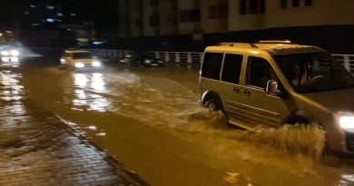 Karabük'te caddeler göle döndü, dükkanları ve apartman girişlerini su bastı