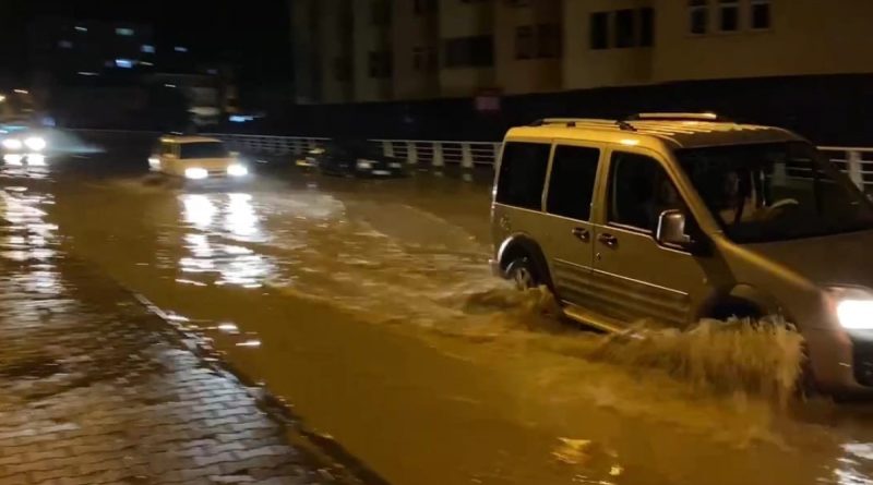 Karabük'te caddeler göle döndü, dükkanları ve apartman girişlerini su bastı