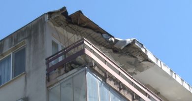 Kartal'da 30 yıllık binanın çatısı çökerek balkona düştü