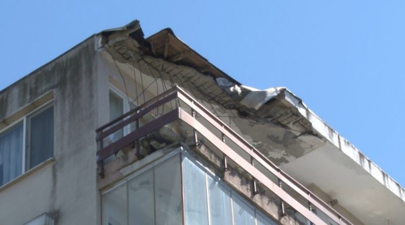 Kartal'da 30 yıllık binanın çatısı çökerek balkona düştü