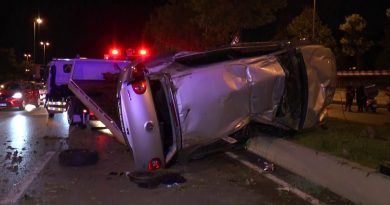 Kartal'da kontrolden çıkan otomobil ağaca çarparak takla attı: 1'i ağır 2 yaralı