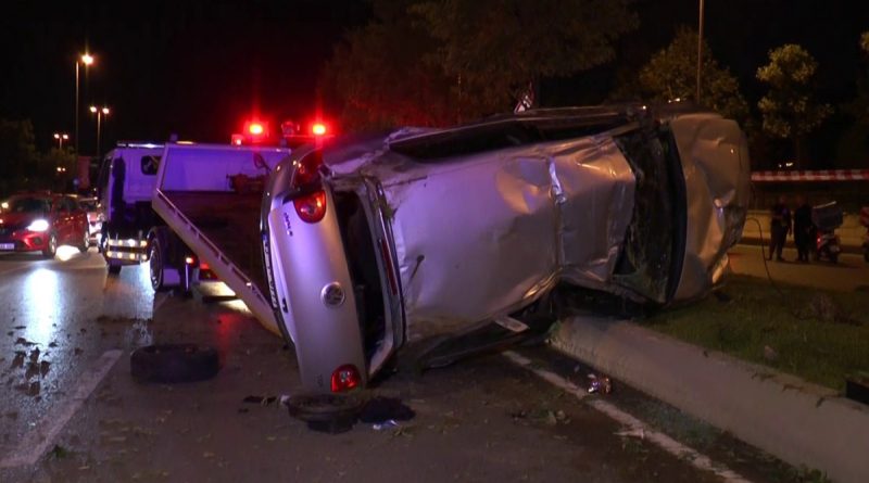 Kartal'da kontrolden çıkan otomobil ağaca çarparak takla attı: 1'i ağır 2 yaralı