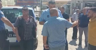 Kasaplar bıçakla üzerine yürüdükleri gazetecileri darp etti