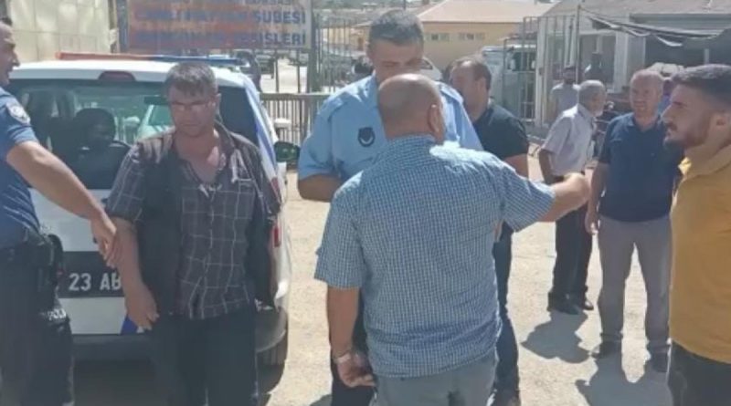 Kasaplar bıçakla üzerine yürüdükleri gazetecileri darp etti