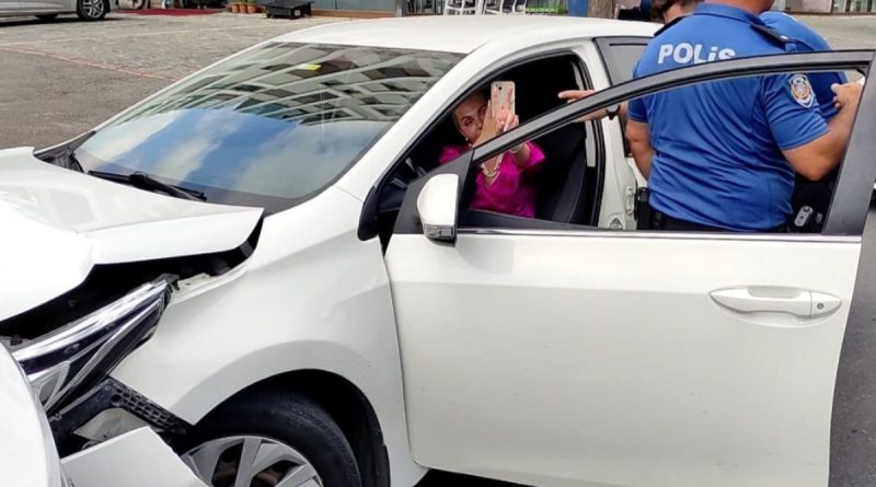 Kaza yapan alkollü kadın turist araçtan inmedi, ikna etmeye çalışan polise direndi