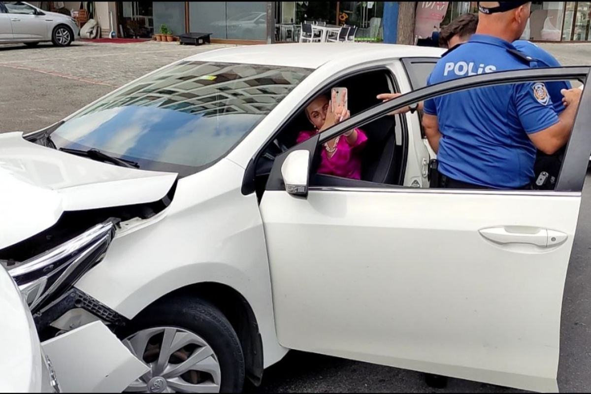 Kaza yapan alkollü kadın turist araçtan inmedi, ikna etmeye çalışan polise direndi