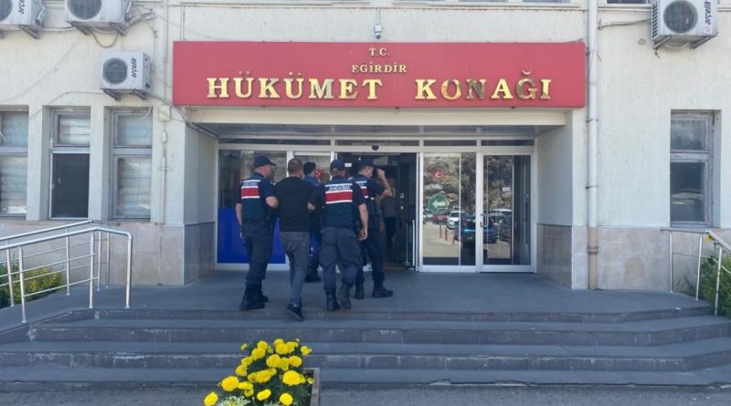 Kendisini jandarma personeli olarak tanıtıp 7 vatandaşı 1 milyon TL'ye yakın dolandırdı