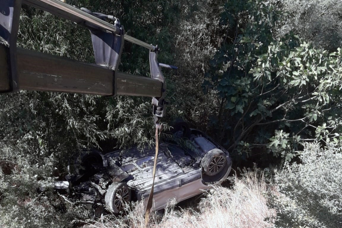 Kontrolden çıkan otomobil dere yatağına uçtu: 1'i ağır 3 yaralı