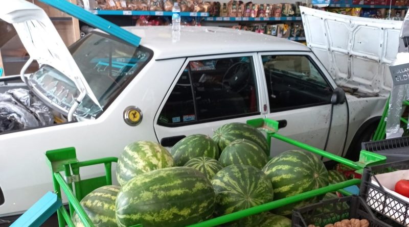 Kontrolden çıkan otomobil markete daldı: 2 yaralı