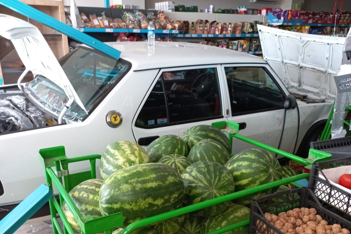 Kontrolden çıkan otomobil markete daldı: 2 yaralı